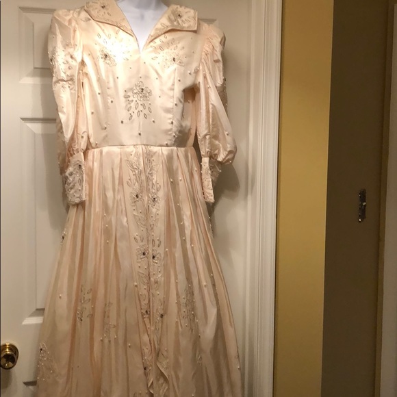 Beautiful Gown with Multiple linings - Picture 1 of 8